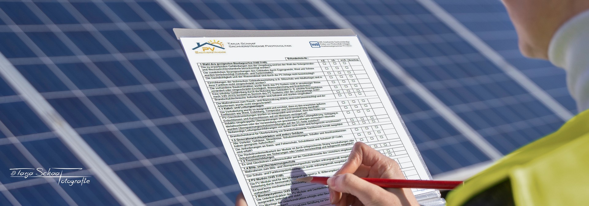 Prüfung einer Photovoltaikanlage mit Checkliste vor Solarmodulen