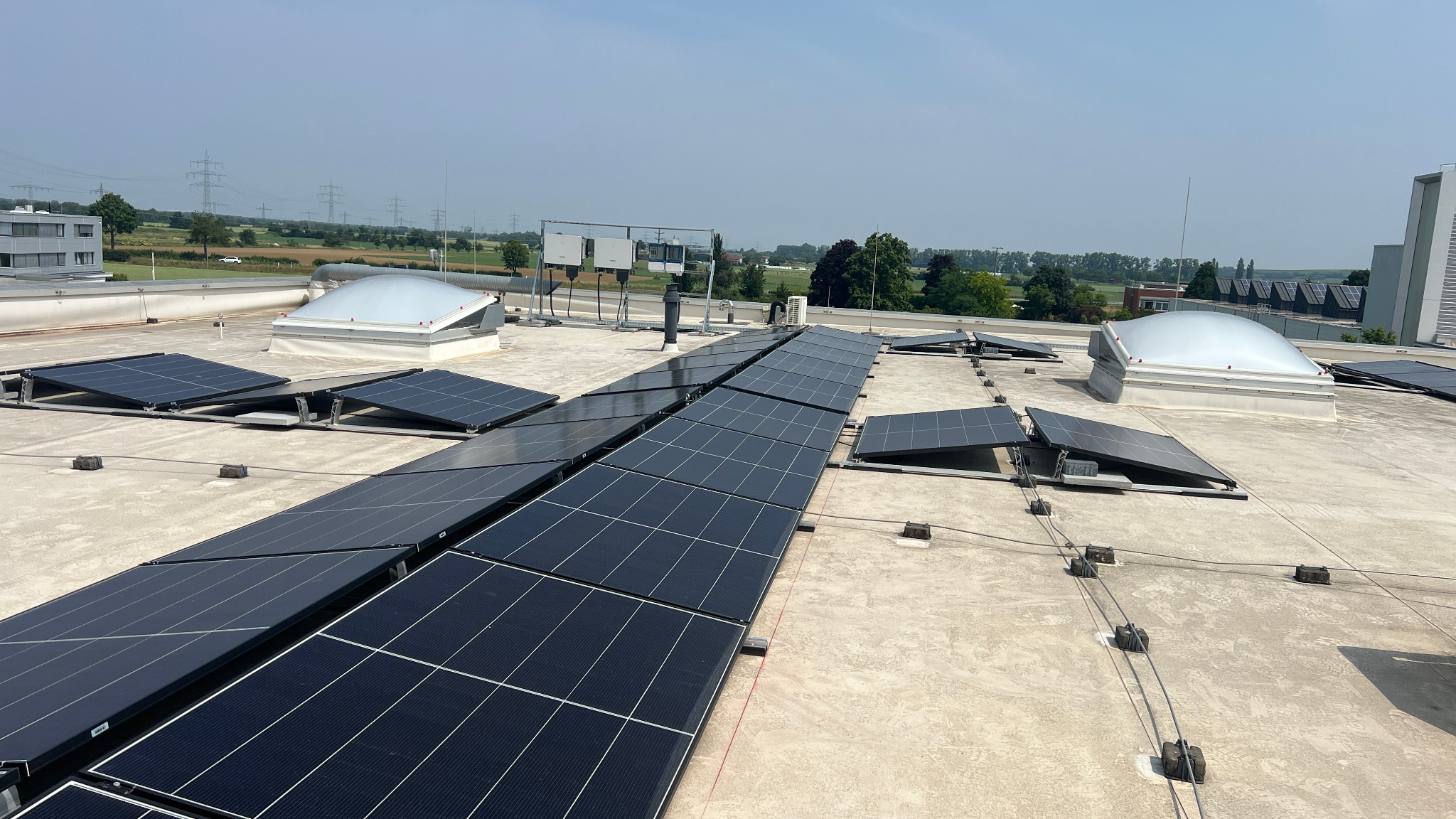 Beispielhafte Photovoltaikanlage auf einem gewerblichen Flachdach mit Lichtkuppeln